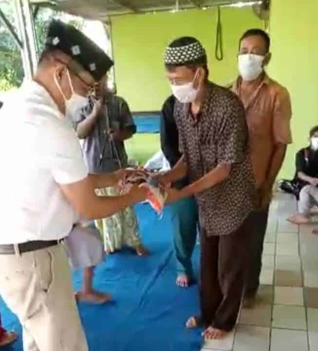 Ketua DPRD Purwakarta Beri Penyuluhan Prokes 5 M, Bagikan Masker dan Beras Gratis Dimasa PPKM
